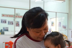 Đi học trở lại, bé nhà trẻ mếu máo, níu áo ba mẹ 