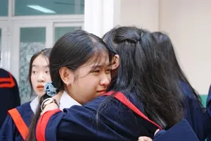 Lễ ra trường tràn ngập cảm xúc của học sinh Nguyễn Du