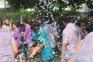 Những dòng lưu bút trao vội trong ngày lễ ra trường