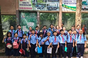 Học sinh lớp 6 trường THCS Nguyễn Văn Tố,quận 10 trong 1 tiết học ngoài trời. Ảnh: website trường