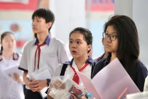 Thí sinh kiểm tra giấy tờ trước khi vào thi. Ảnh: HOÀNG GIANG