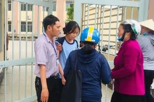 Một thí sinh ngất xỉu tại phòng thi tuyển sinh 10