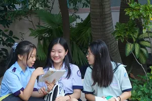 Thí sinh tham dự kỳ thi tuyển sinh 10 tại đẻm thi THPT Lương Thế Vinh, quận 1. Ảnh: NQ