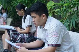 Thí sinh trước giờ thi môn Toán trong kỳ thi tuyến sinh 10. Ảnh: NGUYỄN QUYÊN
