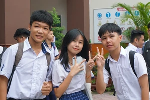 Thí sinh tham dự kỳ thi tuyển sinh 10 năm 2020. Ảnh: NQ