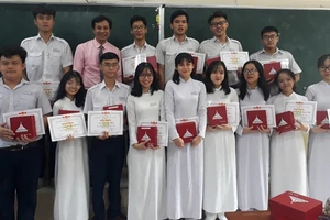 Thầy Trần Văn Hướng, Tổ trưởng chuyên môn Lịch sử, trường THPT Nguyễn Hữu Huân cùng các học trò của mình. Ảnh: NVCC