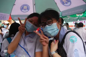 Thí sinh rạng rõ sau bài thi môn Toán. Ảnh: DANH NGUYỄN