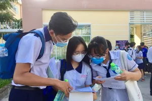 Thí sinh thảo luận bài sau giờ thi môn tiếng Anh. Ảnh: NGUYỆT NHI