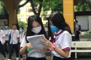 Học sinh thảo luận bài sau bài thi tổ hợp sáng nay tại điểm thi trường THPT Trưng Vương, quận 1. Ảnh: MINH TÂM