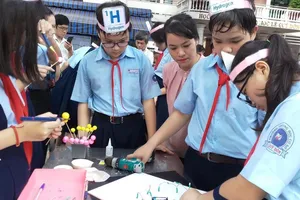 Học sinh trường THCS Lê Qúy Đôn, quận 3 trong một tiết học Hóa được thực hiện theo phương pháp STEM. Ảnh: NQ