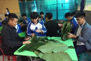 Thầy trò nấu bánh chưng ủng hộ đồng bào lũ lụt miền Trung