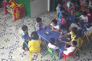 Cô giáo đánh, cắn vào tay trẻ trong giờ ăn 