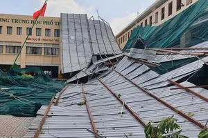 Trường THPT Bình Phú tan hoang sau lốc xoáy: HS nghỉ 2 ngày