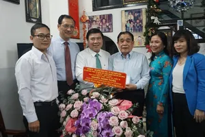 Chủ tịch TP.HCM thăm nguyên Hiệu trưởng ĐH Kinh tế, Bách Khoa