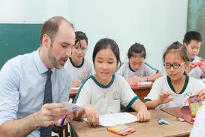 Trao tặng hơn 3.000 đầu sách cho học sinh Vĩnh Long