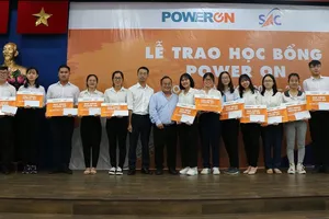 Trao tặng hơn 2 tỷ đồng cho 191 sinh viên khó khăn