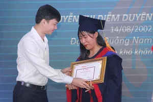 Tân Hoa hậu Đỗ Thị Hà nhắn nhủ đến tân thủ khoa