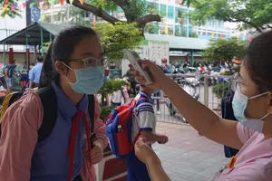 Dịch COVID-19: Học sinh quận 6 đi học lại, khẩu trang kín mít