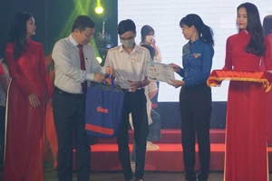 3,3 tỉ đồng tiếp sức 325 sinh viên khó khăn đến trường