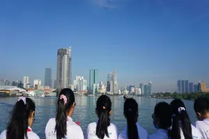  Học sinh đi tàu cao tốc ngắm Sài Gòn, thi Văn hay chữ tốt