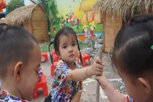 Trẻ xay gạo, nặn tò he, chơi bóng nước giữa sân trường