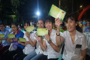 'Con không cần quà, chỉ cần mẹ thôi, mẹ về với con đi' 