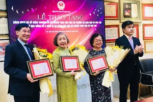 Bộ GD&ĐT trao Bằng khen cho Qũy học bổng Vừ A Dính