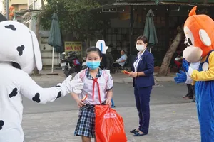 GV hóa thân thành nhân vật hoạt hình, lì xì đón HS đi học lại