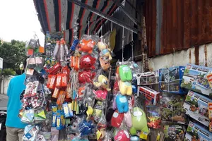 Đồ chơi trôi nổi bủa vây trường học