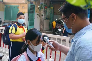 TP.HCM: Trường học dồn lịch kiểm tra 'chạy' COVID-19