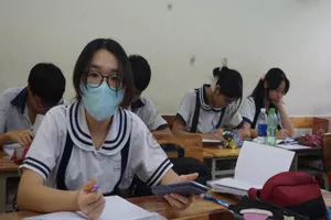 TP.HCM: Học sinh lớp 9, 12 tiếp tục đến trường ôn thi