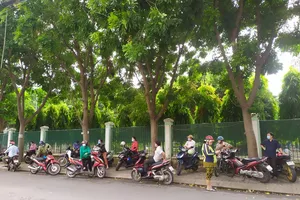 Phụ huynh tự giãn cách, xếp hàng chờ con làm thủ tục thi tốt nghiệp THPT