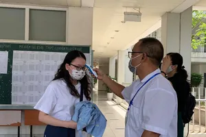 Thí sinh khẩu trang kín mít làm thủ tục dự thi tốt nghiệp THPT