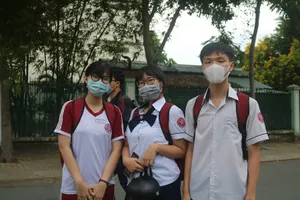 Thí sinh tươi cười rạng rỡ khi hoàn thành xong bài thi cuối cùng