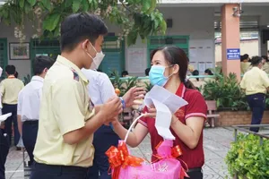 TP.HCM: Giáo viên tặng kẹo mút cho thí sinh trước giờ thi