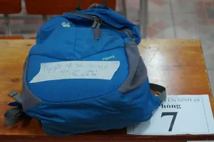 Thi vào lớp 10: Muôn kiểu giữ vật dụng giúp thí sinh