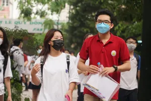 Thí sinh rạng rỡ sau khi kết thúc môn thi cuối cùng của kỳ thi