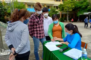 Phụ huynh 'nháo nhào' đăng ký tổ hợp môn lớp 10 cho con 