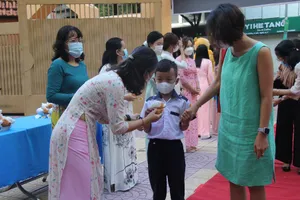 Cô giáo hóa nàng tiên đón học sinh lớp 1 trong ngày tựu trường