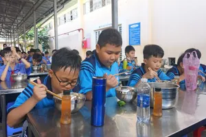 TP.HCM nghiêm cấm trường học nhận hoa hồng từ bữa ăn bán trú