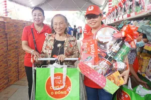 Ấm áp “Chợ tết 0 đồng” dành cho người khó khăn
