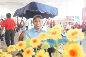 'Tết nhân ái' đến với người bán vé số, khó khăn