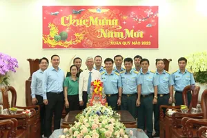 Phó Chủ tịch TP.HCM Võ Văn Hoan thăm, chúc tết quân đội và các nguyên lãnh đạo TP