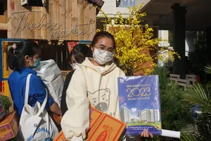 Sinh viên đón tết xa nhà ở TP.HCM mừng rơn khi nhận quà và lì xì