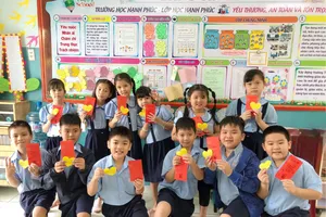 Thầy cô tạo bất ngờ cho học sinh trong buổi học đầu năm