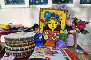 Học sinh trang trí mẹt, làm bưu thiếp…mừng ngày 8-3