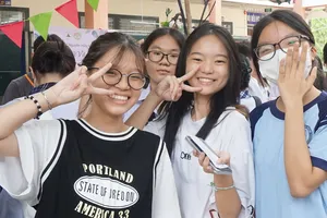 Hơn 1.500 phụ huynh, HS lớp 9 khám phá Trường Nguyễn Hữu Huân