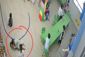 Qua camera, phụ huynh đau lòng khi con hơn 3 tuổi liên tục bị bạn đánh ở lớp