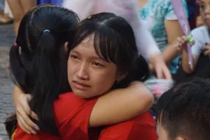 Cô hiệu trưởng 'lấy nước mắt học trò' tiểu học trong lễ ra trường