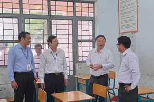 Phó Chủ tịch UBND TP.HCM kiểm tra công tác tổ chức kỳ thi tuyển sinh vào lớp 10